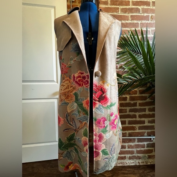 Like new! Solitaire Floral Suede Vest - Picture 1 of 4